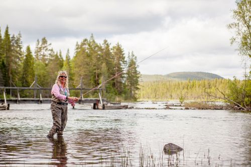 2011 drabbades Siv, 58 år, av en stresstroke. Hon blev försvagad i sin vänstra sida. Tack vare naturen och flugfisket kom hon tillbaka. ”Jag bestämde mig för att fiska mig friskare”.