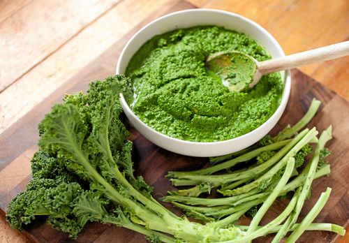 Pesto av grönkål är en riktig höjdare till exempelvis grillade grönsaker.