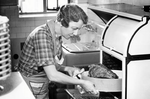 Vi måste äta mindre kött, så som vi gjorde förr, om vi ska kunna rädda klimatet, menar forskarna. Då var det vanligt att servera kött en gång i veckan i form av en fin söndagsstek.