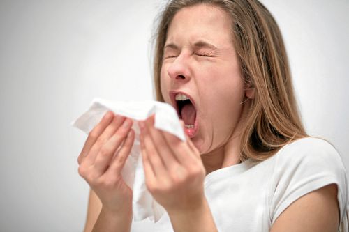 Symtomen vid pollenallergi och Covid-19 är likartade men skiljer sig ändå åt på flera punkter. Här får du koll.