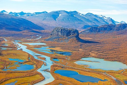 Sareks nationalpark i Lappland. Den kantiga klippan i mitten är Nammatj.
