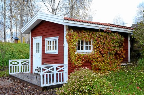 Bostadsministern hoppas att fler ska lockas att bygga attefallshus på tomten.