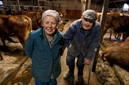 Syskonen Sonja och Gösta Karlssons liv med djuren utanför Rolfstorp har blivit film.