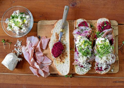 Skinkmacka med rödbetsröra och äppelmajonnäs