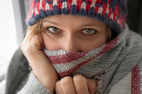 Kroppen hänger inte riktig med när temperaturen faller. Därför fryser vi ofta i november.