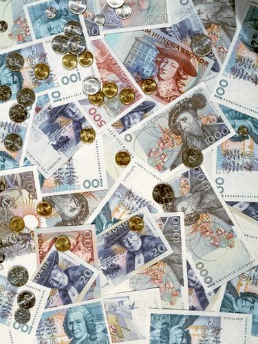 De hundra- och femhundrakronorssedlar som blev ogiltiga den 30 juni i fjol går att sätta in på banken under hela maj och juni i år.