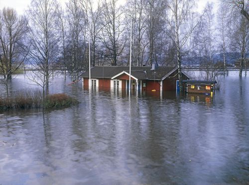 Sverige väntar med bävan på vårfloden. Bilden är från Arvika år 2000.