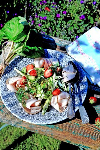 Frisk och krispig buffémat på fint fat.