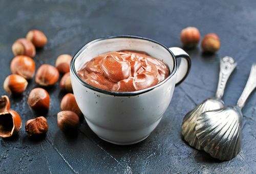 Gör ditt eget hasselnötssmör med härlig smak av choklad – perfekt på mackan eller som fyllning i till exempel muffins!