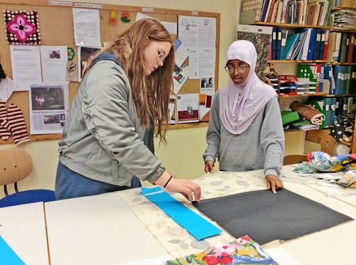 Elever på Orsaskolan hjälps åt under en lektion i syslöjd.