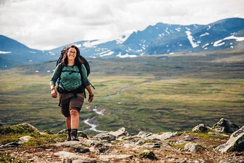 Angeliqa Mejstedts vandrar över hela Sverige, driver landets största vandringsblogg och är kommunikationskonsult inom friluftsområdet. Foto Louise Forslycke Garbergs.