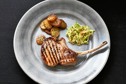 Racks av gris är en festlig grillfavorit.