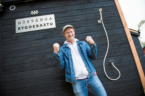 En mobil bastu i Röstånga är klar för uthyrning och då är Nils Phillips, landsbygdsutvecklare i Röstånga, så här glad.