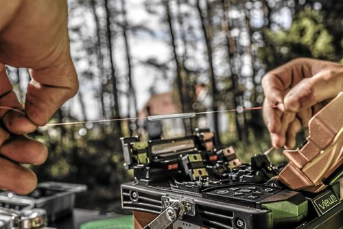 Den sista delen av fibern svetsas på.