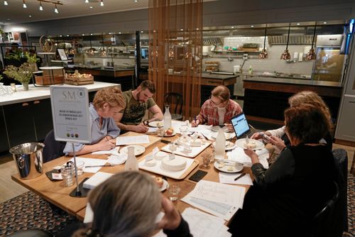 Full fart i en av jurygrupperna på SM i mathantverk.