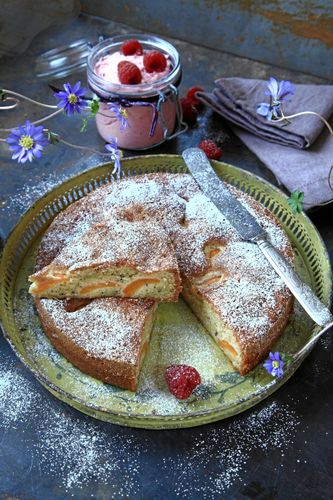 Konserverade aprikoser och kardemumma ger smak och konsistens åt mazarinkakan.