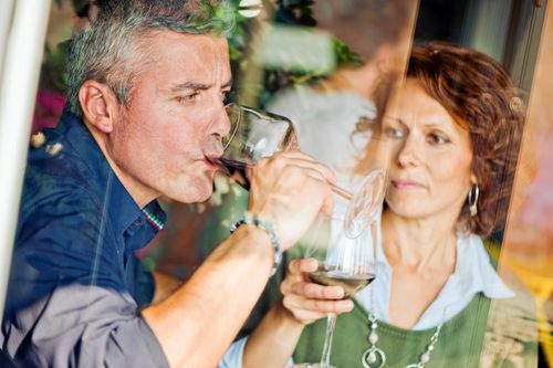 Män och äldre dricker oftare alkohol än kvinnor och yngre.