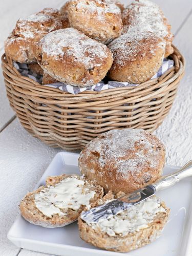 Energi att klara dagen får du med små bröd fyllda av torkad frukt, nötter och frön.
